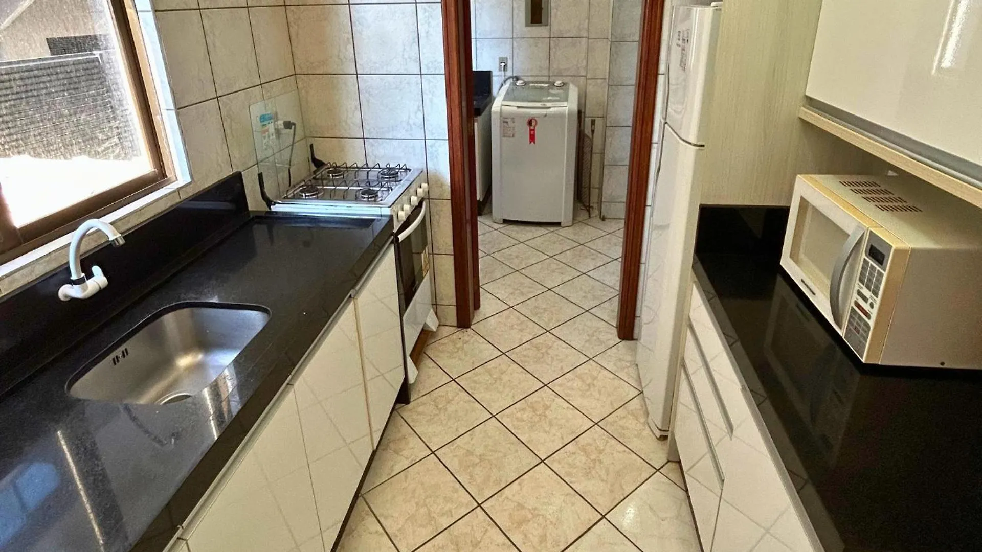 Apartamento Com Vista Mar Sobre A Avenida Bombinhas